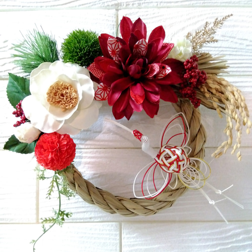 しめ縄★ 椿③ダリア　お正月飾り　しめ飾り　しめ縄リース　紅白 ダリアと椿の紅白しめ縄飾り | iichi 日々の暮らしを心地よくする