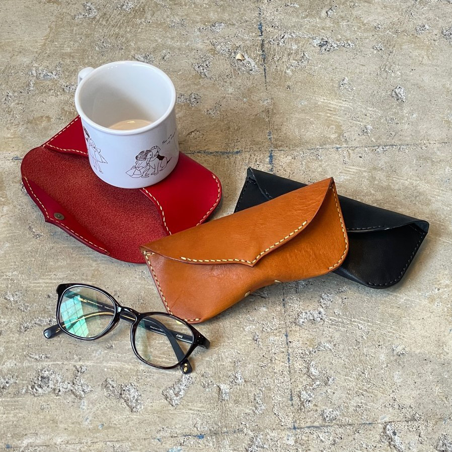 【30色から選べる・名入れ対応】バッグに投げ入れられる丈夫な革製眼鏡ケース