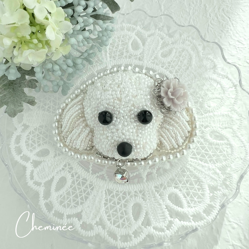 立体刺繍】お花とチャームで彩るトイプードルのビーズ刺繍ブローチ