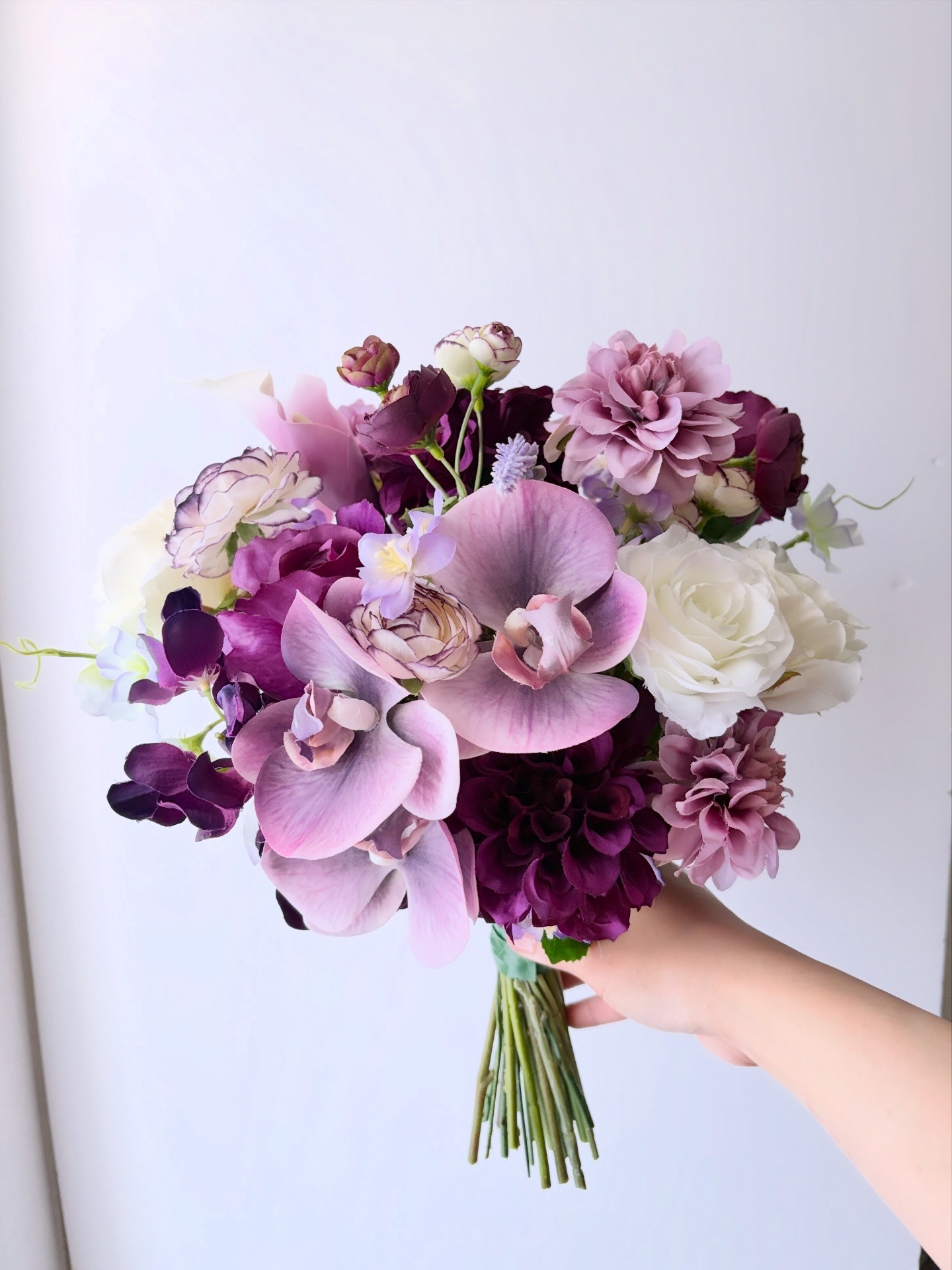 【完成品】パープルカラーの大人ブーケ（ブートニア付き）アーティフィシャルフラワー　造花　ウェディングブーケ