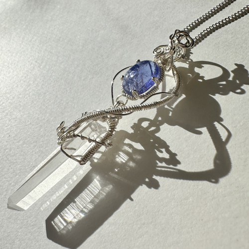 タンザナイトとヒマラヤ水晶の「正しい道を照らす」ソードペンダント