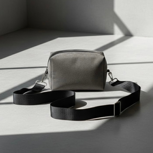 ショルダーバッグ／とにかく軽くて・高見え/グレー・スエード／見た目