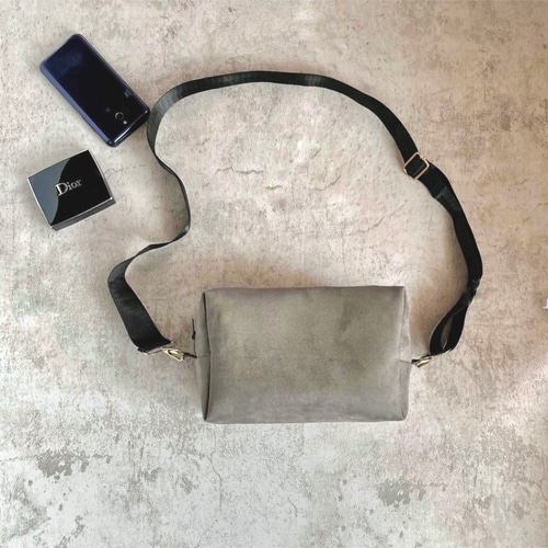 ショルダーバッグ／とにかく軽くて・高見え/グレー・スエード／見た目