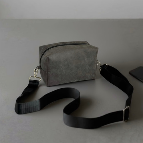 グレー スエード ショルダーバッグ ショルダーバッグ／とにかく軽くて・高見え/グレー・スエード／見た目