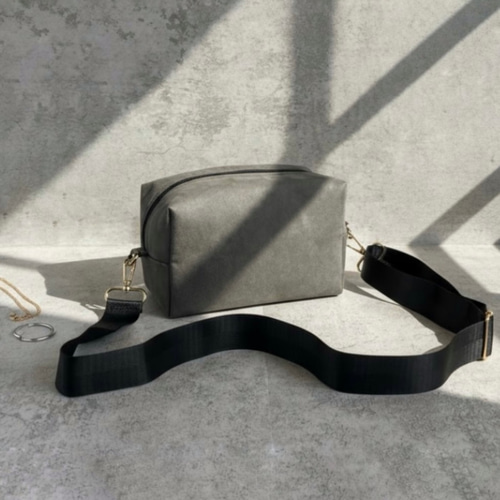 ショルダーバッグ／とにかく軽くて・高見え/グレー・スエード／見た目