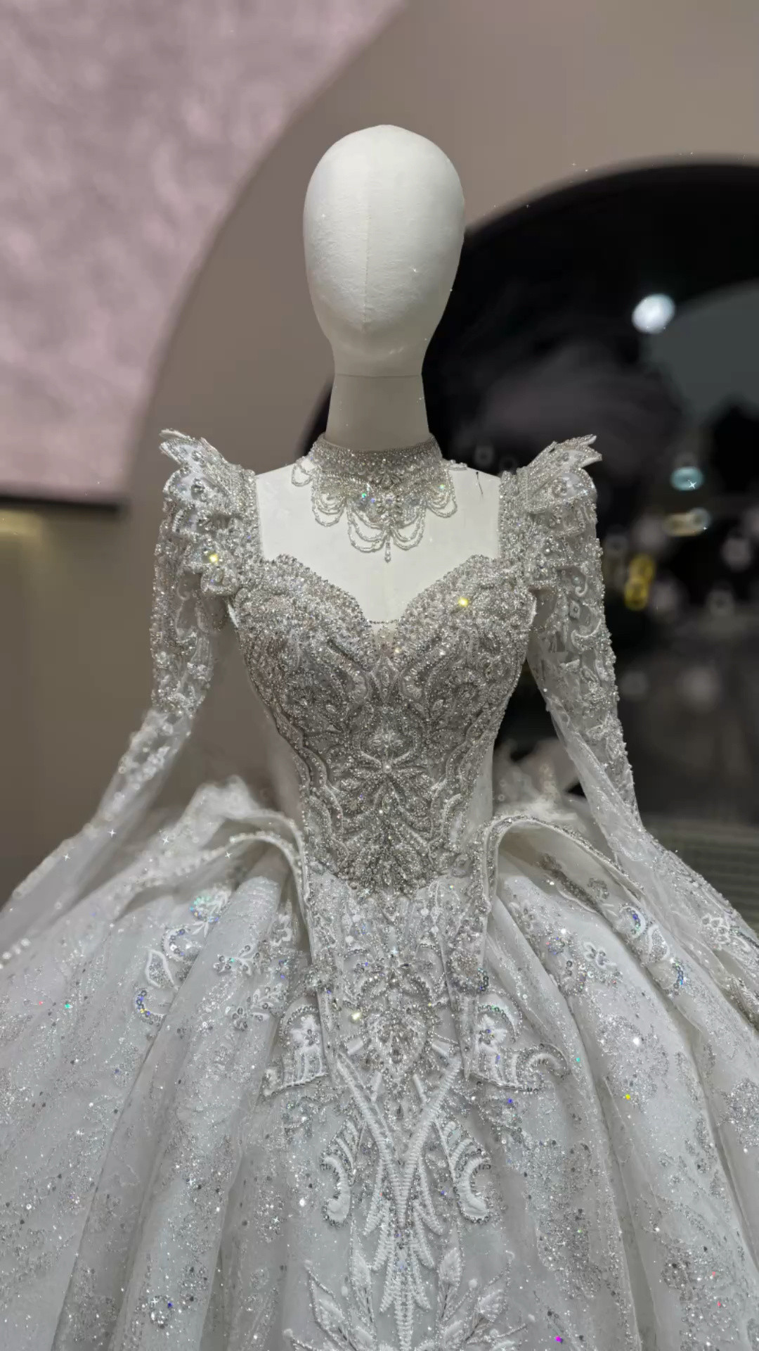 王道派　豪華なウェディングドレス　ビジュー付き　キラキラ　フレアスカート　ボリューム　クラシカル　長袖　高級感挙式披露宴