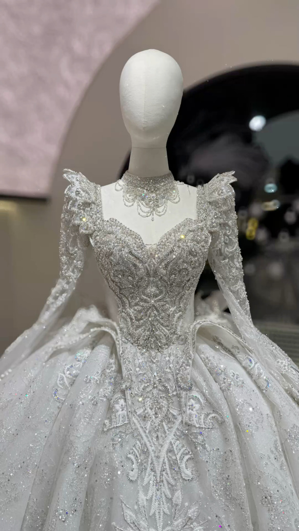 王道派 豪華なウェディングドレス ビジュー付き キラキラ フレア