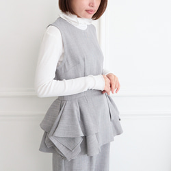 トップス　即日発送　グレー 普段着〜フォーマルも1年中着まわせる タックフレアラッフル