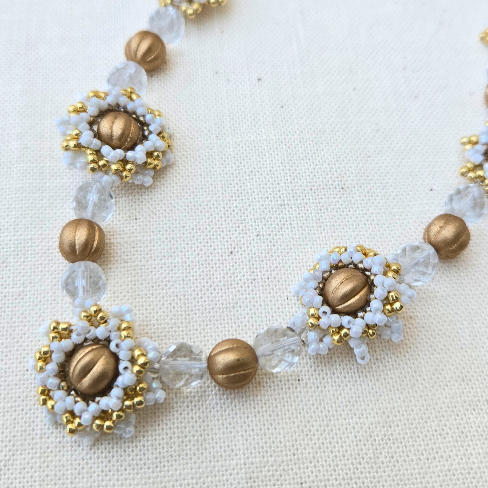 ホワイト×ゴールドの花のネックレス アレルギー対応