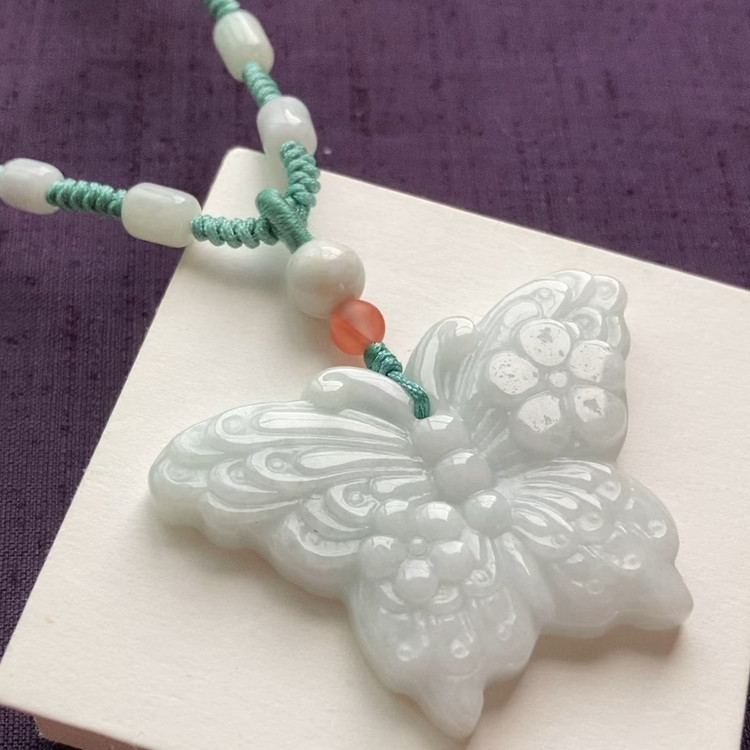 翡翠 天然石 翡翠ペンダント ミャンマー産本翡翠 翡翠ネックレス ネックレス 蝶々