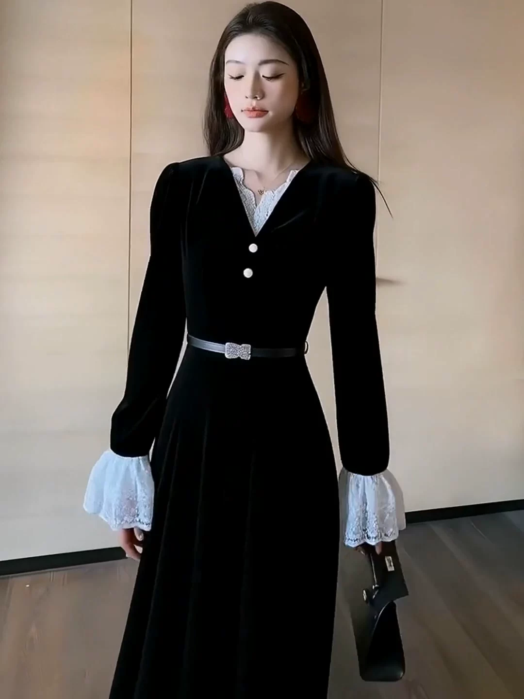 2026年ストレートホワイトカモフラ牛角ボタン ダウンジャケット女性中長期大毛襟厚手冬ファッションコート 高級感 旅行