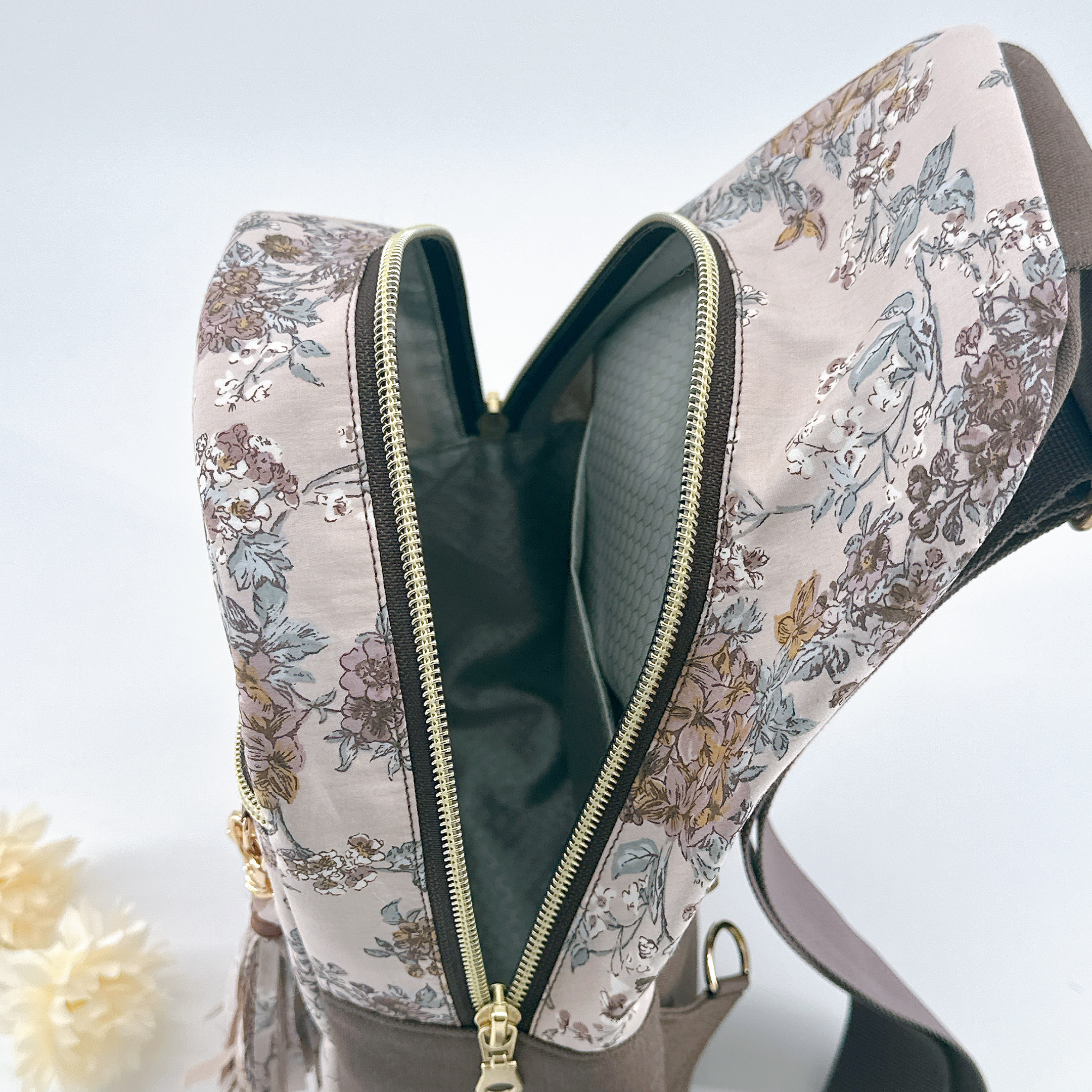 リバティ生地使用☆華やかボディバッグ☆両手フリーでお出かけ快適