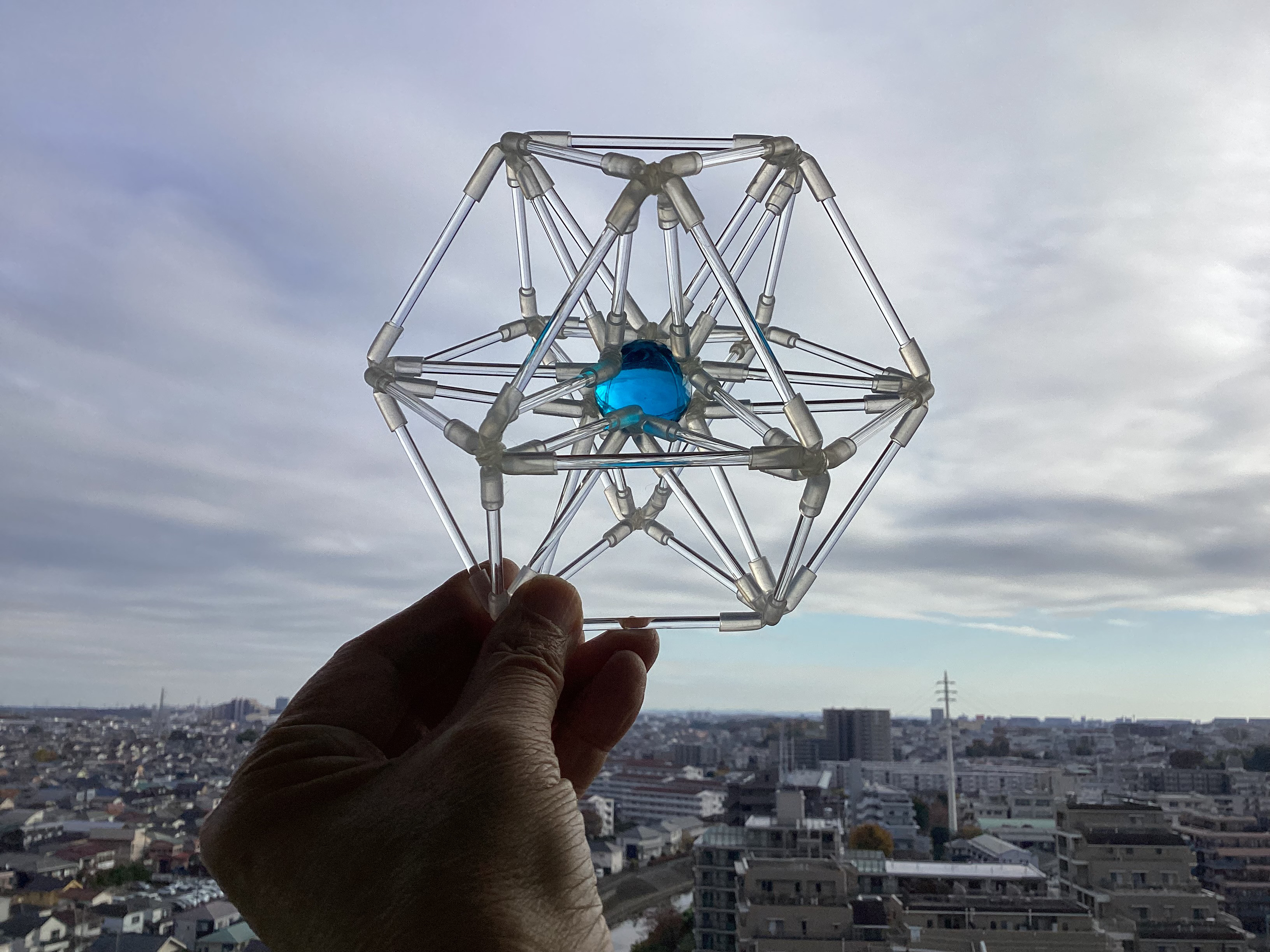 掌の宇宙　フラクタル線分ベクトル平衡体　25Φ　ビー玉入りオブジェ（アクリル棒バージョン　１５０φ）