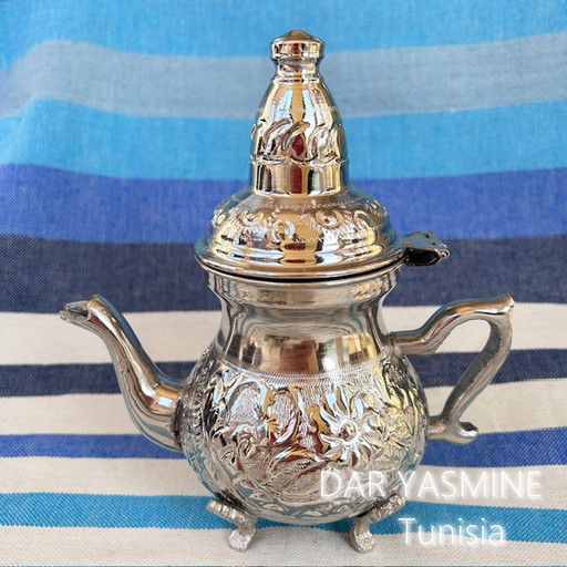 職人さんが叩いて絵柄を彫った真鍮製　1点もの　控えめなお嬢様　ティーポット34