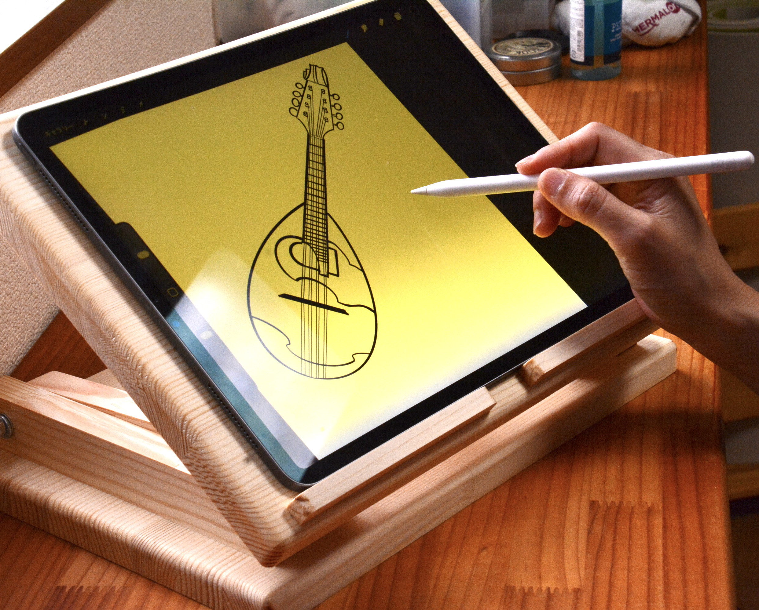 【超変形タブレットスタンド】ウッドナチュラル　角度も高さも自由自在！イラストを描く人にお勧めです！