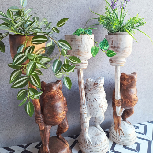 彫刻的な陶器製フラワースタンド 木彫りのカエル｜鉢カバー ポット｜フェイクグリーン 造花｜花台