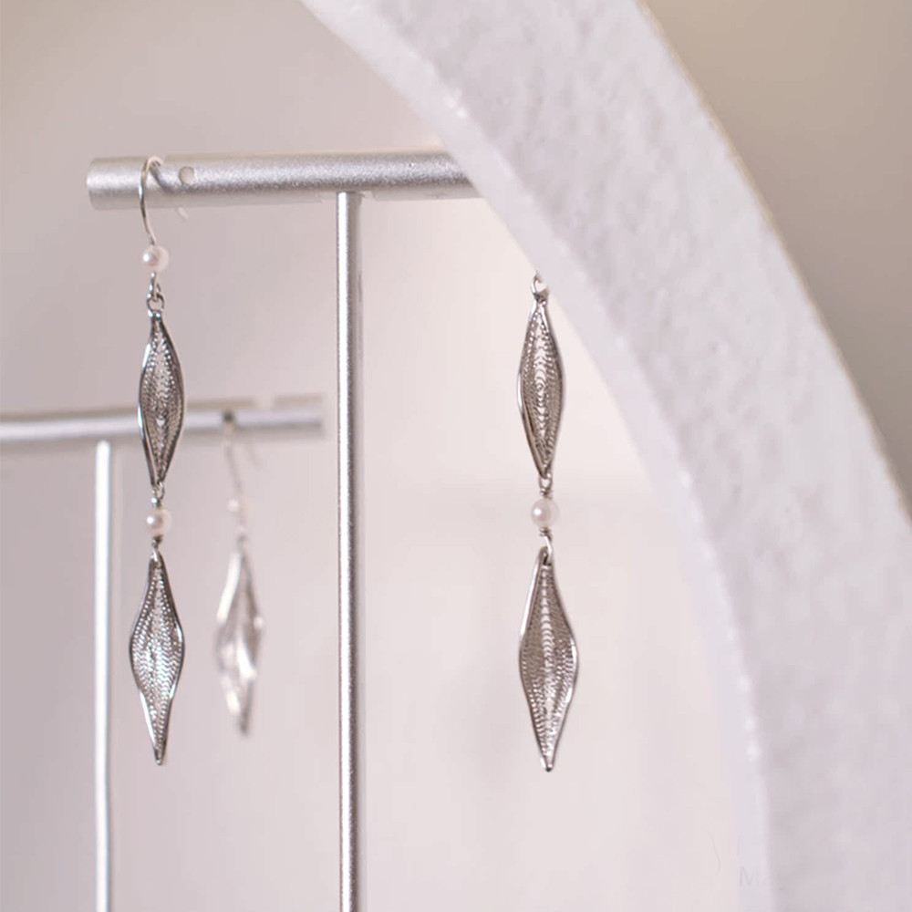 【桃の葉】銀線細工（フィリグリー）と天然パールのロングピアス｜Silver925｜小顔効果・揺れる｜リーフモチーフ