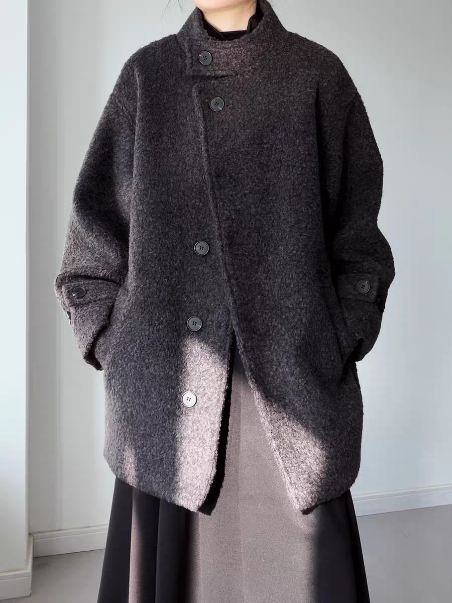 起毛＆縦ライン設計で防寒も着痩せも妥協しない♪ミドル丈ハイネックコート
