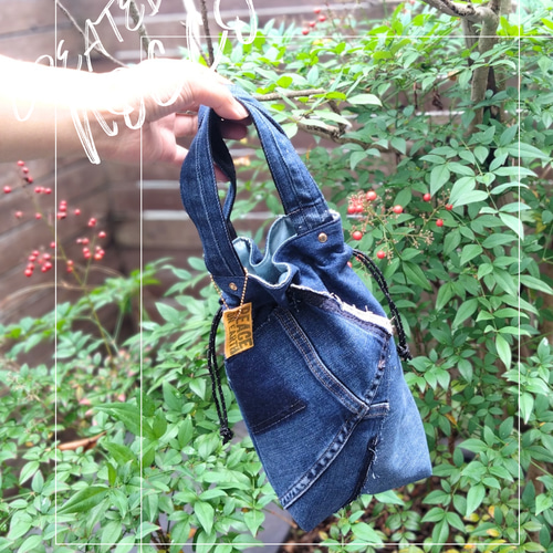№818【DENIM✖️巾着バッグ⚮̈】デニムリメイクサブバッグ/ミニバッグ