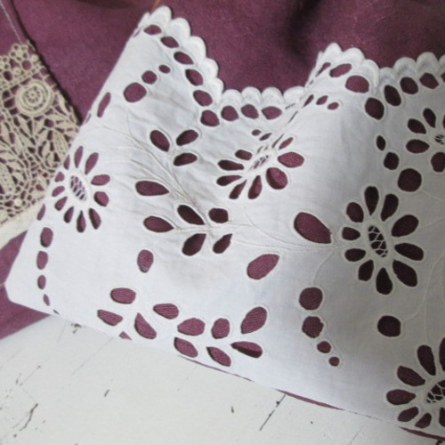 アンティーク後染めダマスク織りイニシャル刺繍と手刺繍レースの