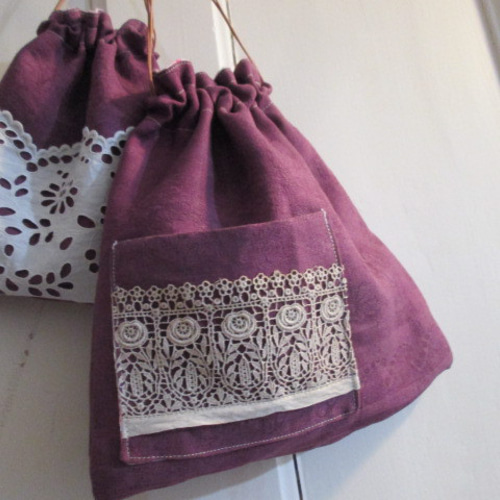 アンティーク後染めダマスク織りイニシャル刺繍と手刺繍レースの