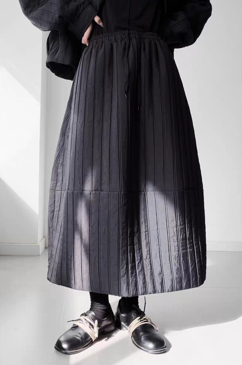 冷え対策とおしゃれを両立♪中綿入りドロストロングスカート