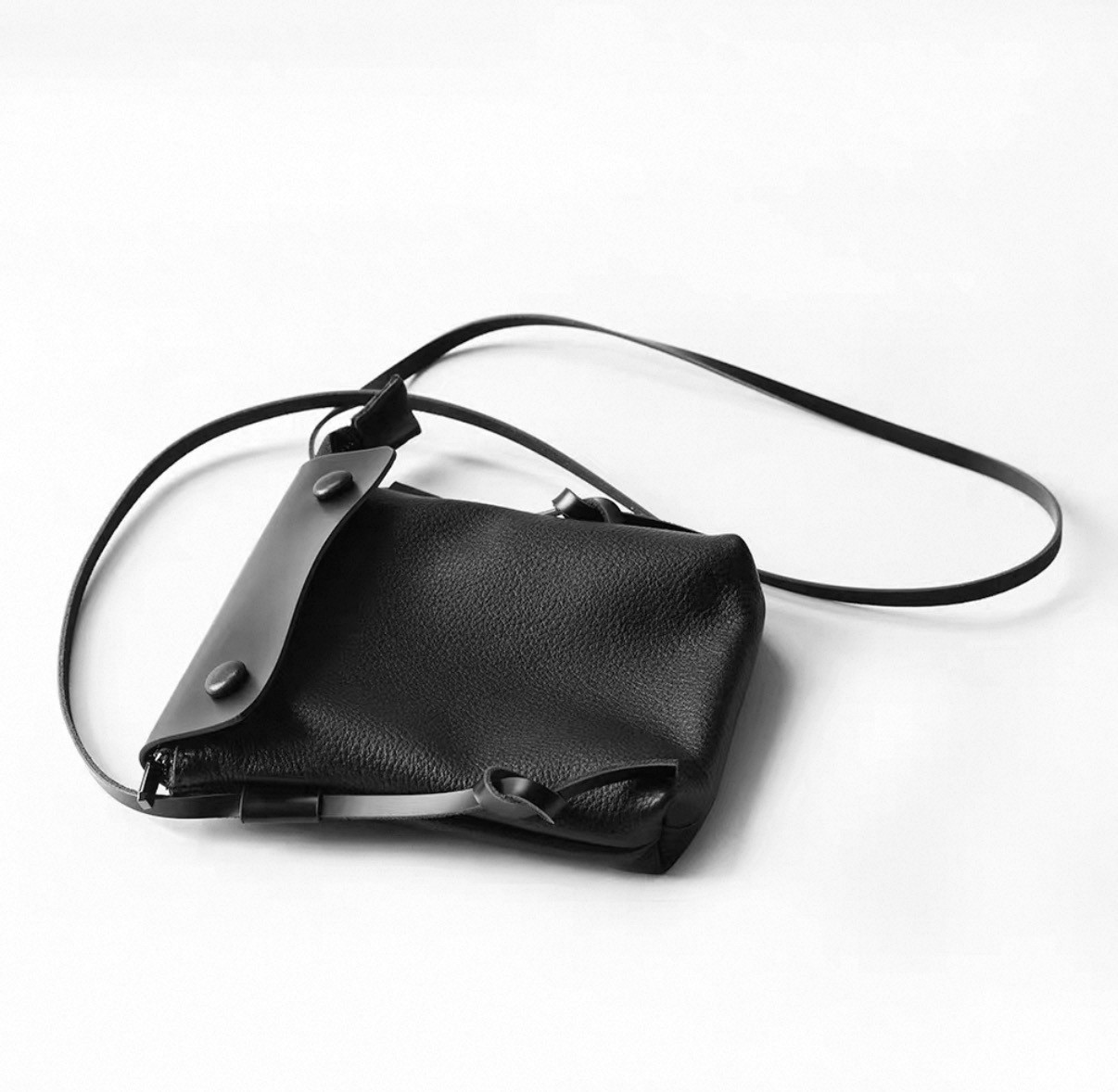 B111 本革スマホショルダーバッグ ブラック｜16×18×4cm｜2本ストラップ付き｜ポーチ
