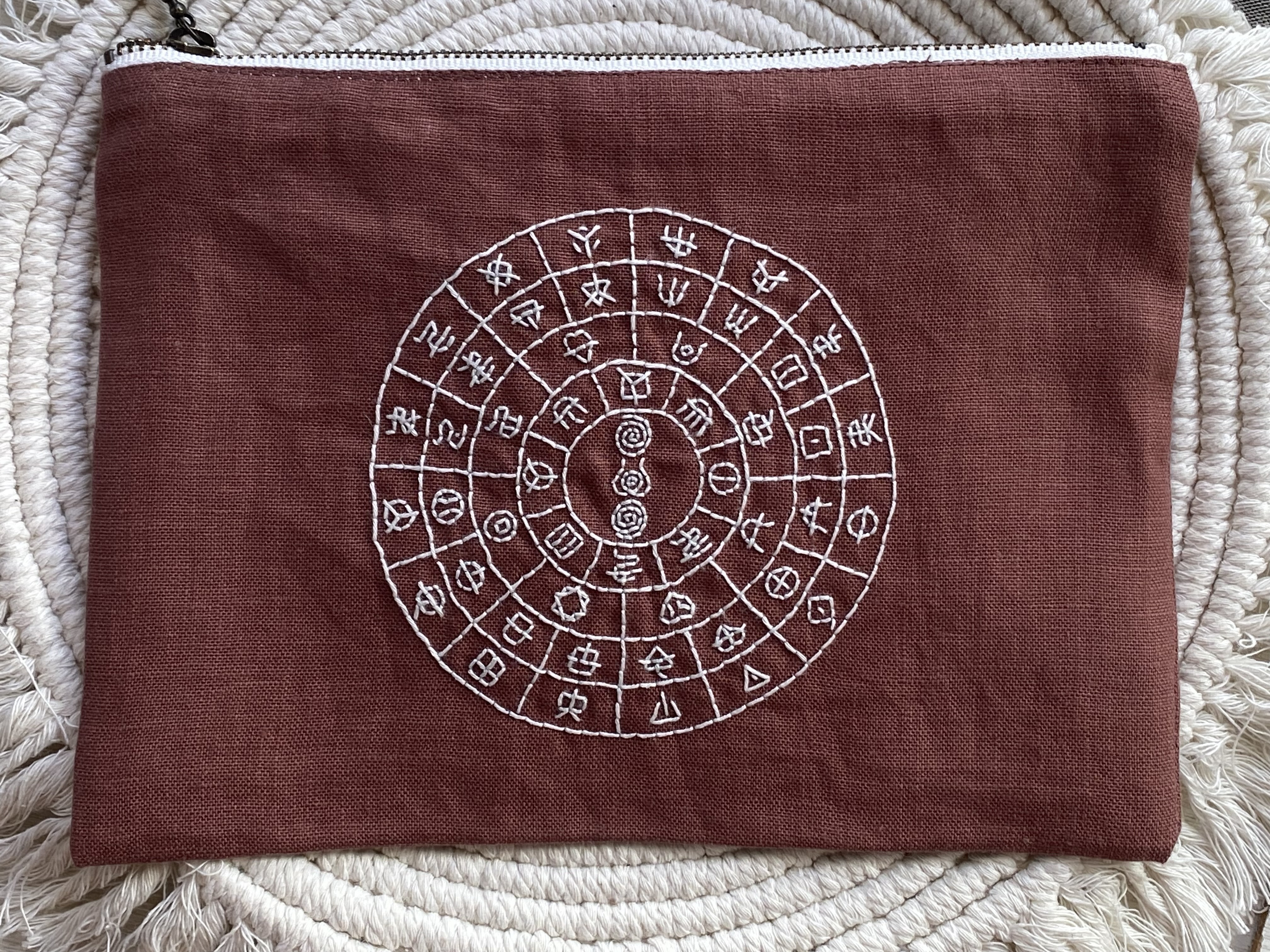 麻100％ 刺繍ポーチ（御朱印帳サイズ）フトマニ図ヲシテ文字 茶色