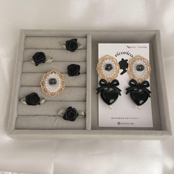 ラブリーな薔薇のピアスとリングのセット(黒) ピアス（スタッド・一粒