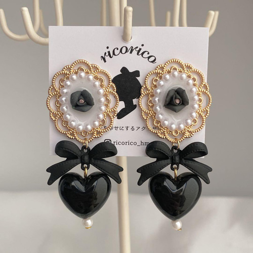 ラブリーな薔薇のピアスとリングのセット(黒) ピアス（スタッド・一粒