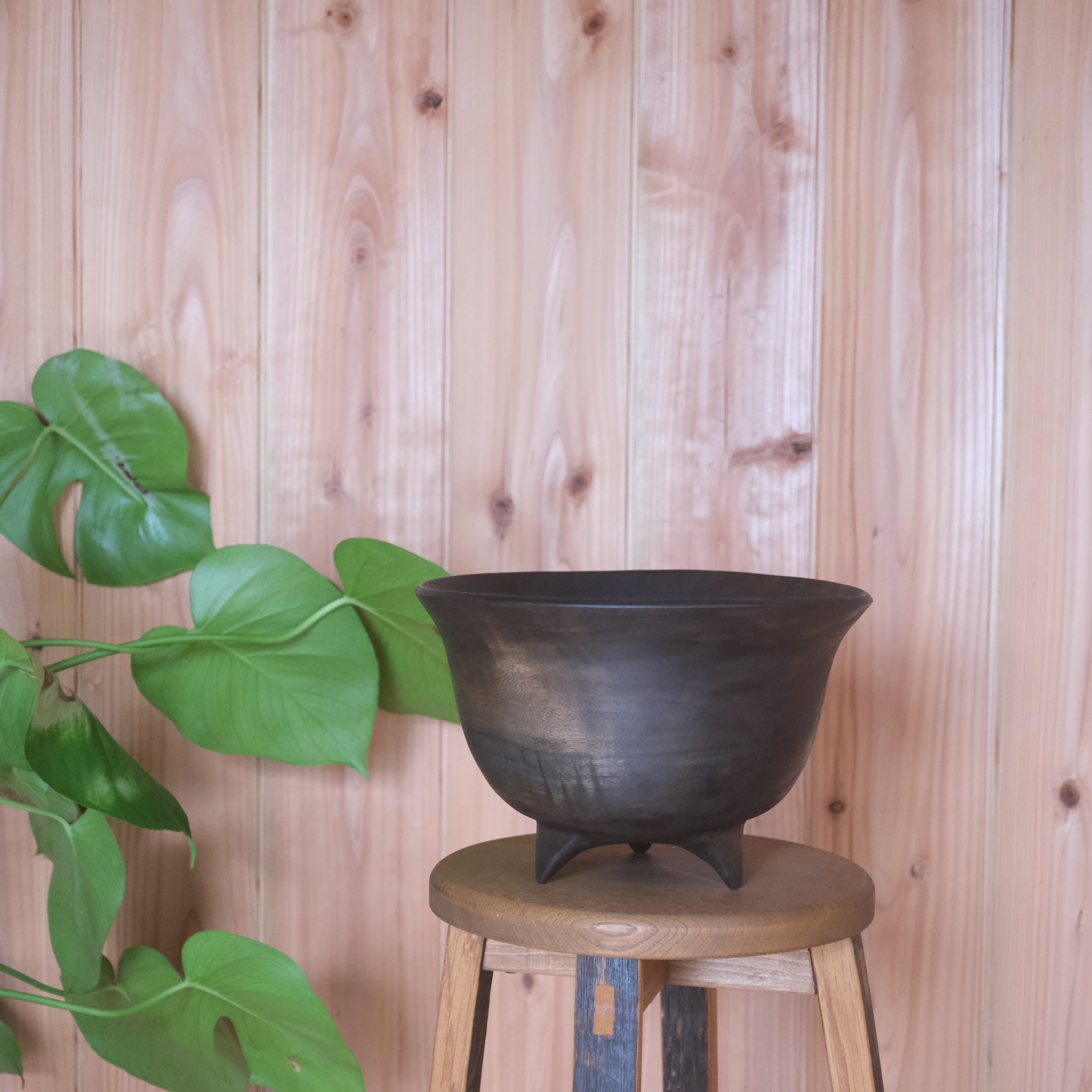 クスノキの三本脚ボウル（26）黒〈ガラスコーティング〉【v1678】