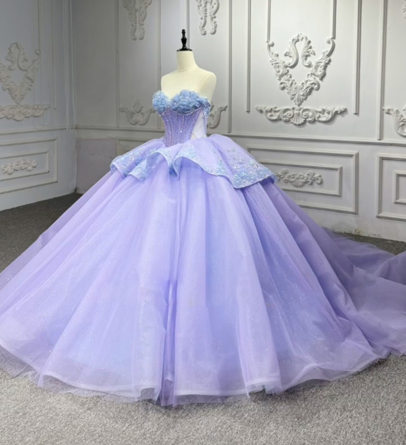 高級感溢れる細見えシルエット　ラベンダー色紫パープル　カラードレス　多層チュール　美しいウェディングドレス　結婚式披露宴