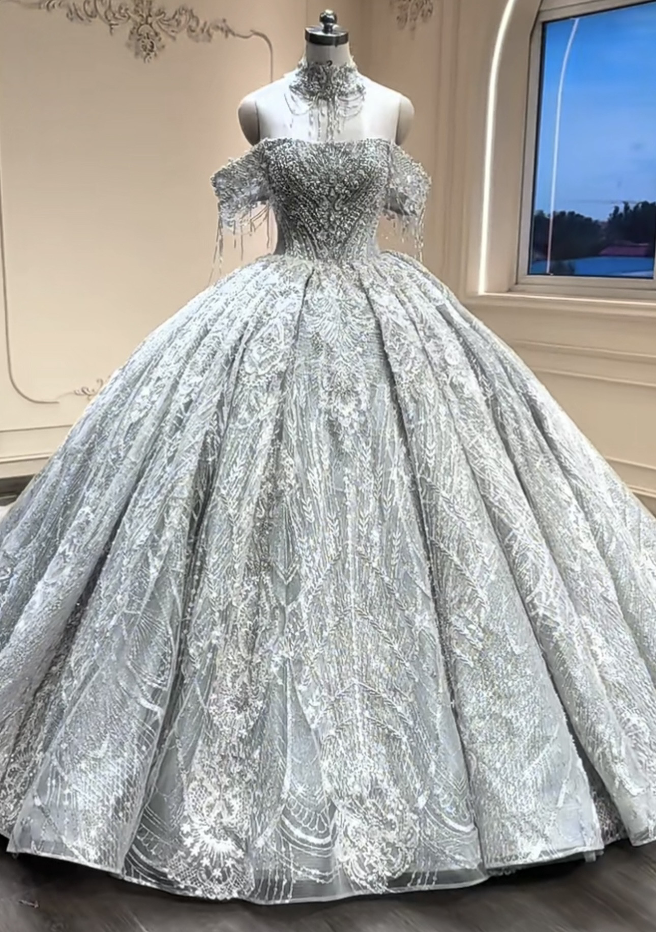 見逃さない　オフショルダー　二の腕を隠せる　高級フランスレース　贅沢なドレス　ベール付き　ビジュー　首レスあり　トレーン