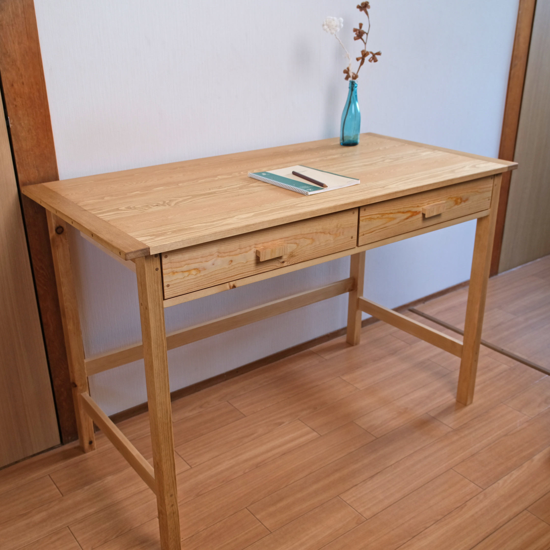 【引出し付き】松のシンプルなテーブル