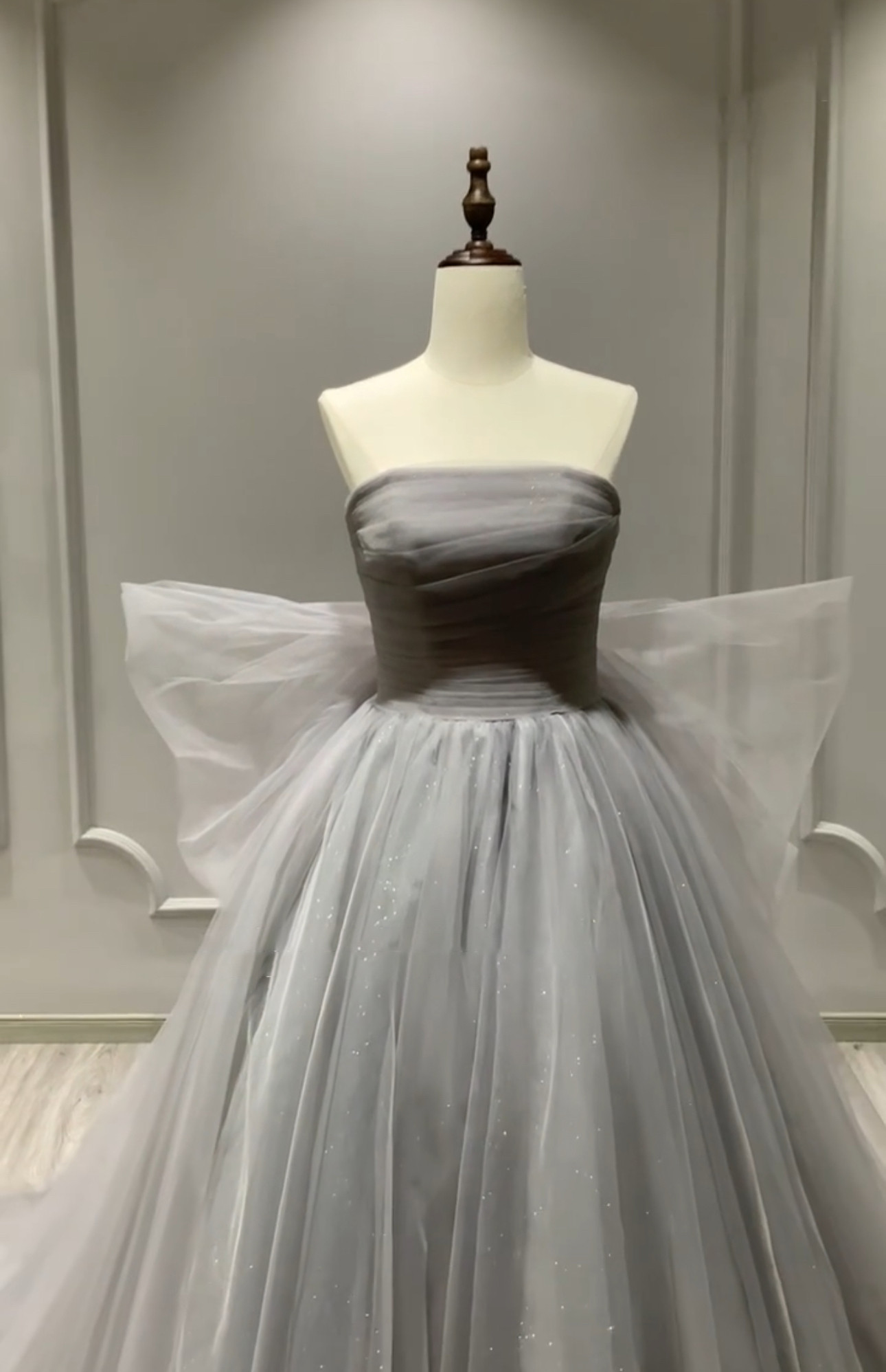 高級感溢れる　グレー　可愛いバックリボン　蝶々　ふんわりチュール　お色直し　編みあげ　ラメ入り　目立つカラードレス前撮り