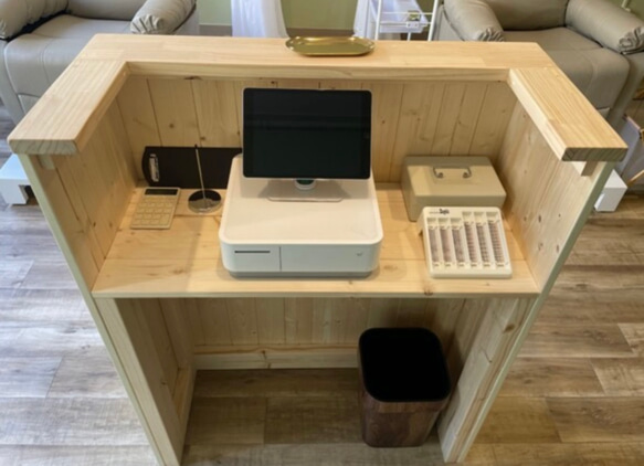 1枚板で作成　レジカウンター　受付カウンター 2枚目の画像