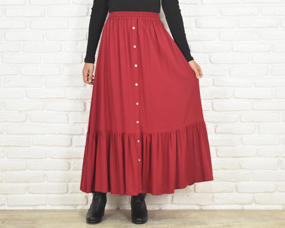 チェリーレッドのティアードスカート