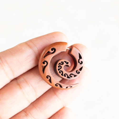 送料無料】ウッドカービングピアス 101 Wave 木製ピアス 金属