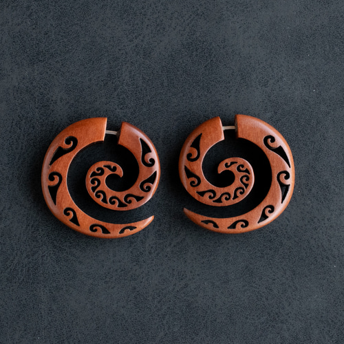 送料無料】ウッドカービングピアス 101 Wave 木製ピアス 金属