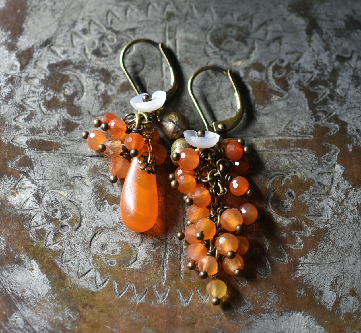 オレンジウエディングビーズ、たわわなカーネリアン、白蝶貝の小花、民族鈴のピアス
