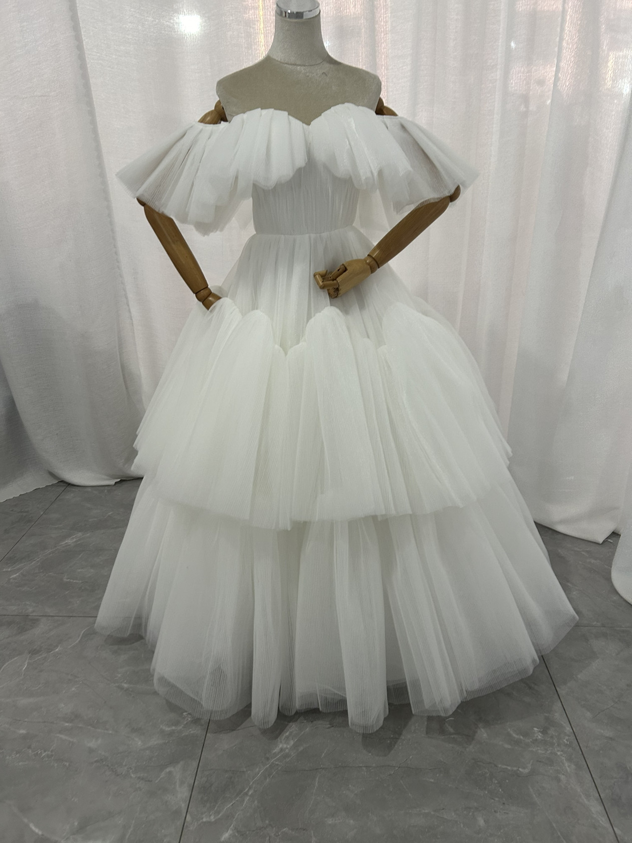 韓国風ウエディングドレス　もこもこチュールドレス　プリーツ　ボリューム　オフホワイト オフショルダー　色オーダー可能 49,680円