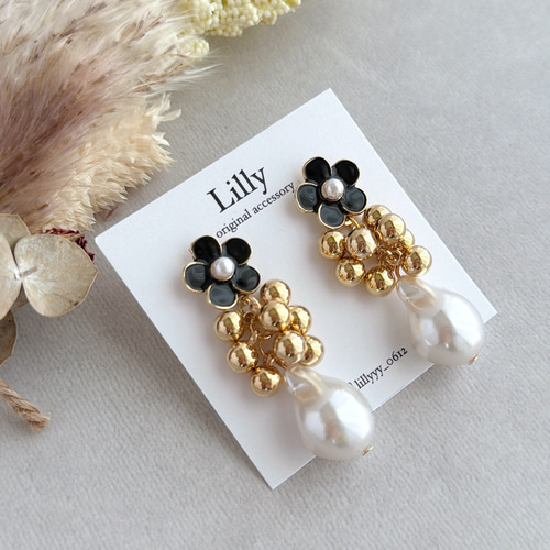 102 ブラックビーズにお花等をプラスした大人可愛いアクセ　ピアスorイヤリング 102 ブラックビーズにお花等をプラスした大人可愛いアクセ ピアスor