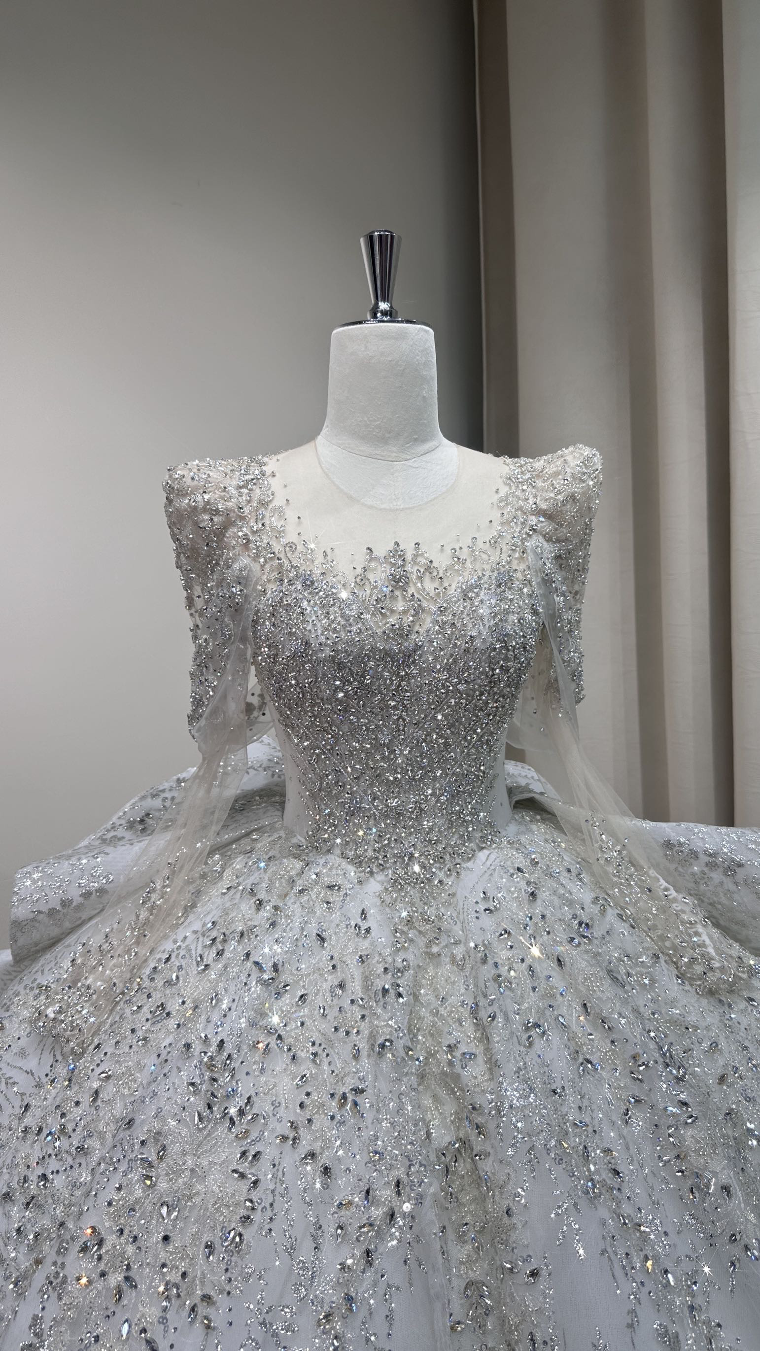 韓国風　長袖　スクエアネック　ラメ入り　キラキラスカート　おしゃれなウェディングドレス　上品　可愛い　ロングトレーン挙式