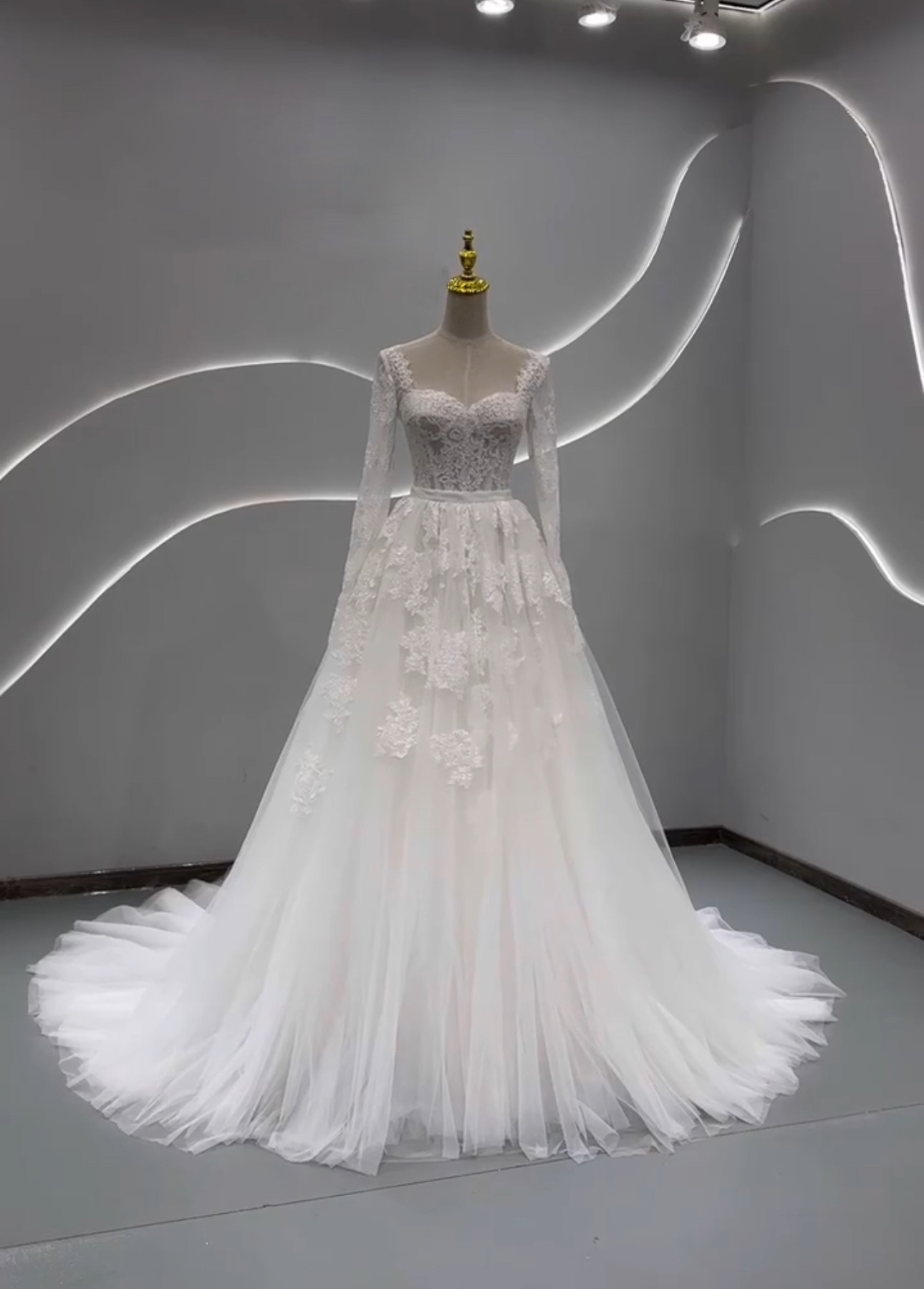 二次会ドレス　スクエアネック　短いトレーン　ホワイト　ふんわりチュール　長袖　エレガントなレースAライン　細見えシルエッ