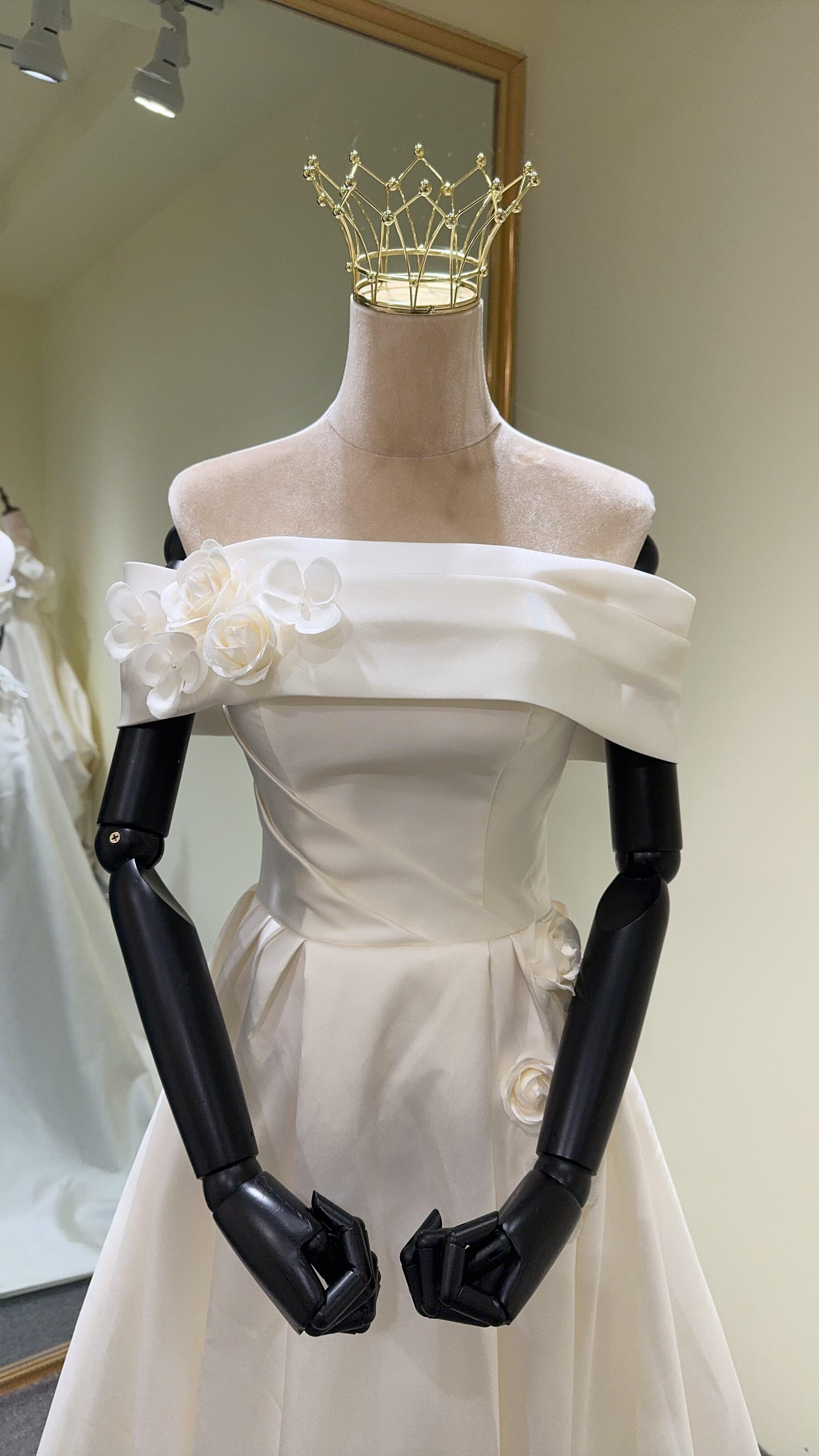 顧客満足度99％以上　スレンダーライン　胸フリル　高級サテン　二の腕カバー花嫁編みあげ　サイズオーダー可能　二次会前撮り