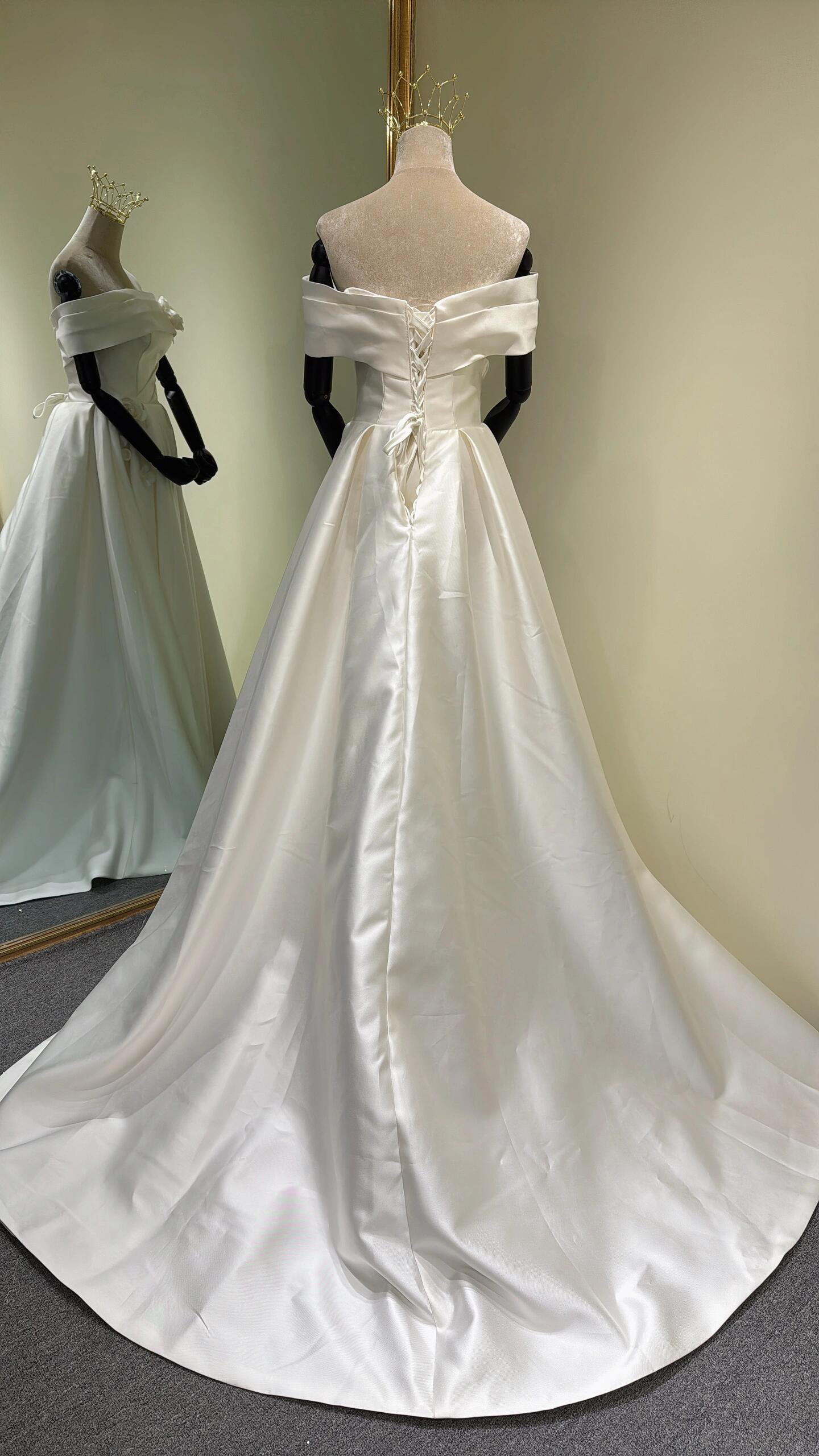 顧客満足度99％以上　スレンダーライン　胸フリル　高級サテン　二の腕カバー花嫁編みあげ　サイズオーダー可能　二次会前撮り