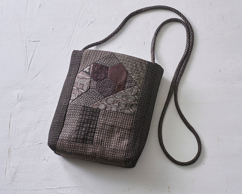 大島紬！ハンドメイド　ポシェット 大島紬パッチワークポシェットワタ入りD ポシェット 華 CALM HEART