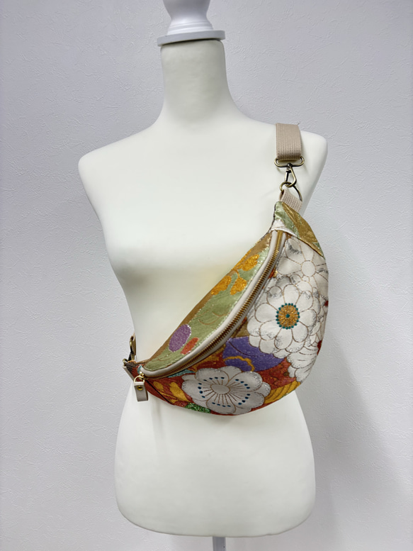 帯リメイク スリングバッグ｜華やかな菊文様の和柄｜ジッパー付き