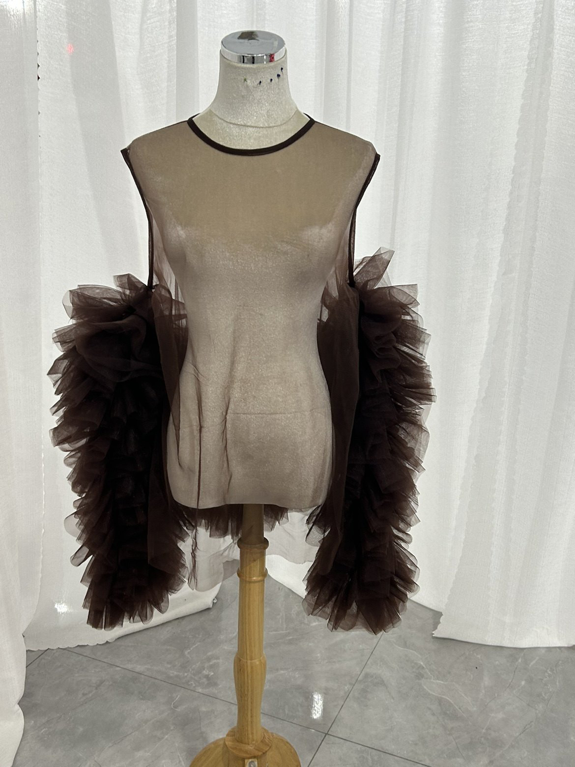 高品質！フェミニンなフレームレースの袖トップス 　 ソフトチュールポンチョ　ボレロ 焦茶に近いコーヒー色