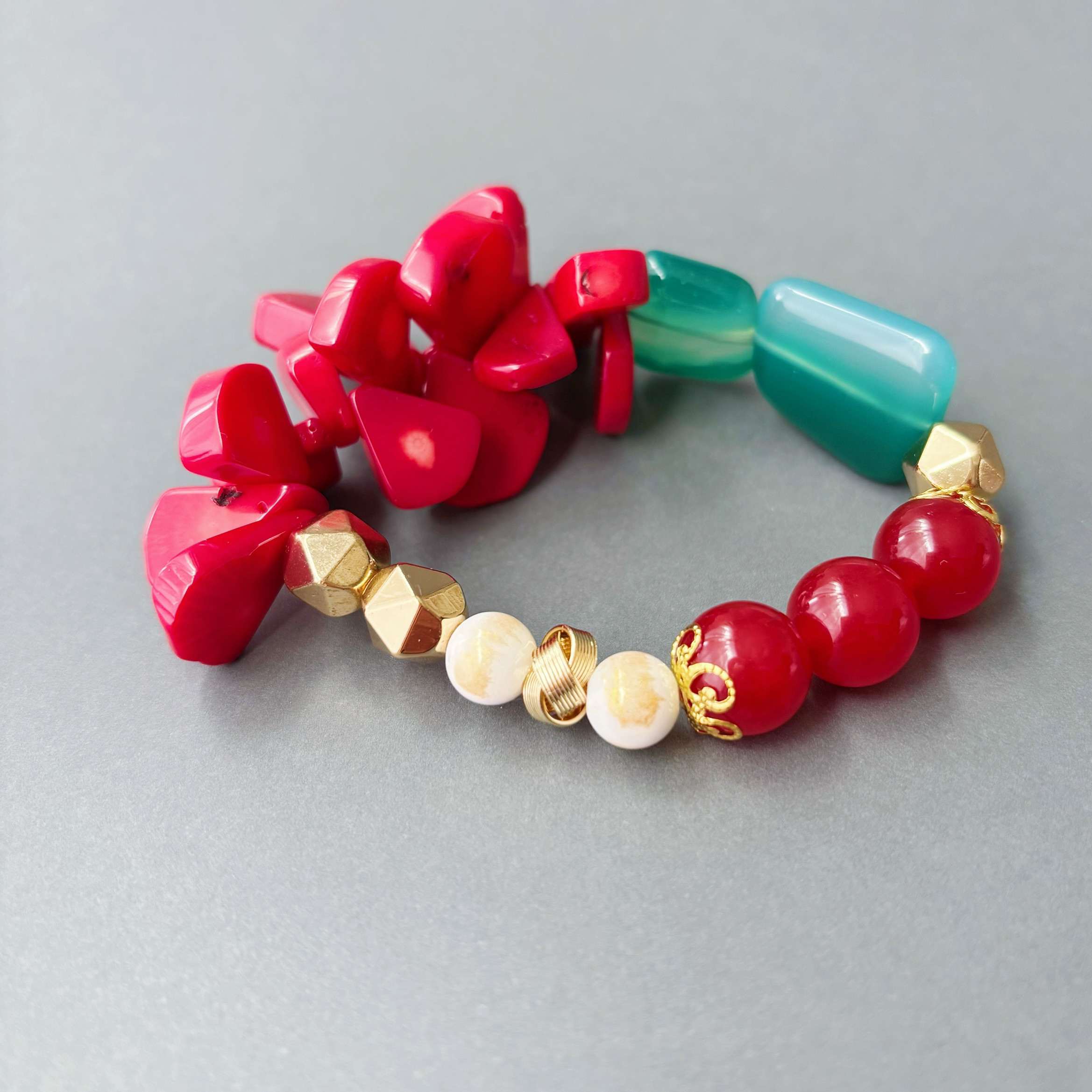 お正月や着物に品よく華やぐ赤とゴールドの和モダン天然石ブレスレット 珊瑚×レッドジェイド×グリーンアゲート×ヘマタイト